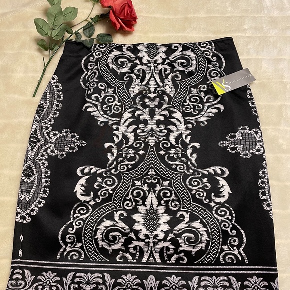 Valerie Stevens Dresses & Skirts - VALERIE STEVENS Black & White Batik Print Skirt L